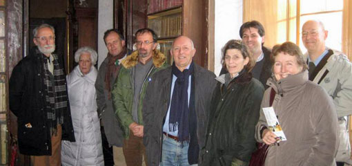 Nella foto: la biblioteca di Palazzo Leopardi, novembre 2008; da sinistra a destra: Antonio Moresco (scrittore), Richard Dixon (traduttore), Franco D’Intino (curatore), Michael Caesar (curatore), Ann Goldstein (traduttrice), David Gibbons (traduttore), Pamela Williams (traduttrice), Martin Thom (AHRC Fellow e traduttore); non presenti: Kathleen Baldwin (traduttrice), Gerard Slowey (traduttore)